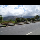Die Spitzen der Berge liegen in Wolken